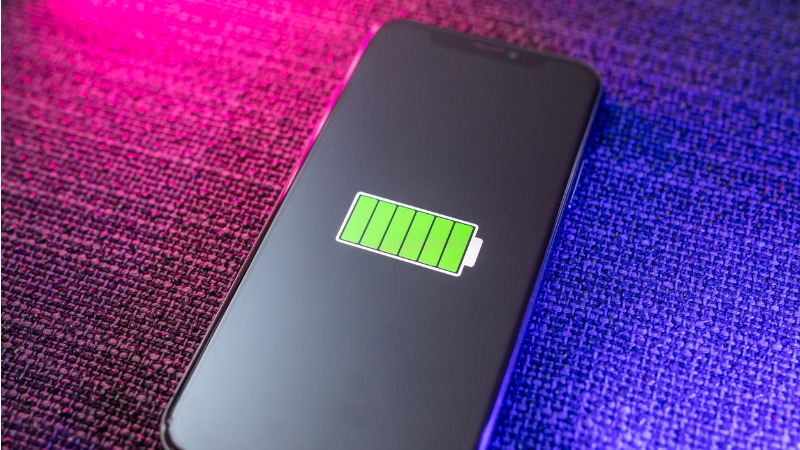 Un smartphone avec la batterie chargée au maximum.
